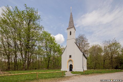 Gemeinde Erharting Landkreis Mühldorf Hampersberg Kirche Außen (Dirschl Johann) Deutschland MÜ